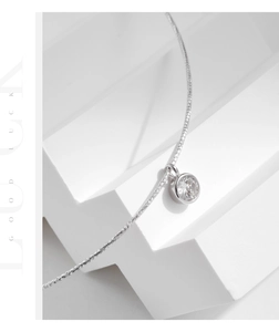 Gros plan du collier choker en argent 925 avec solitaire rond brillant serti clos