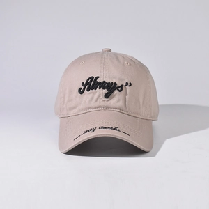 Detail der Always 3D-Stickerei und Stay Awake Naht auf beiger Baumwoll-Baseballkappe