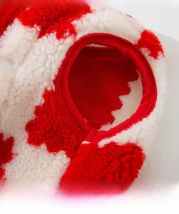 Detailansicht der weichen Sherpa-Fleece-Manschetten mit elastischer roter Einfassung
