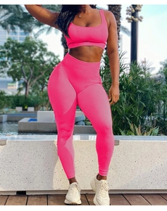 Détail d'un ensemble de yoga rose côtelé avec legging taille haute et brassière