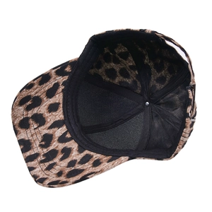 Vue intérieure de la casquette léopard avec doublure en maille et sangle réglable