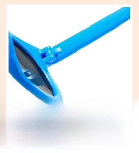 Vue détaillée de la charnière robuste sur les lunettes de soleil bleues pour enfants
