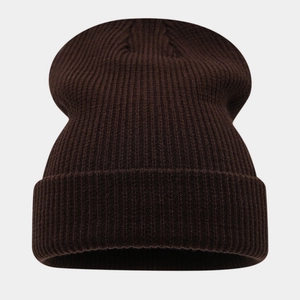 Gros plan d'un bonnet en maille marron foncé avec un large revers pour l'hiver