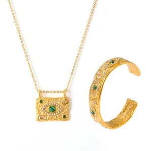 Vintage Gold Schmuckset mit strukturiertem quadratischem Anhänger und offenem Armreif Design