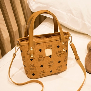 Braune Nieten-Beuteltasche mit digitalem Logo-Print und goldenen Metalldetails