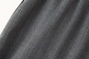 Vue détaillée de la texture du tissu sergé gris foncé et des motifs de fibres tissées