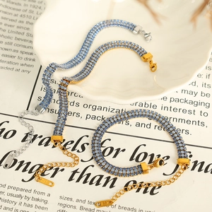 Bracelets multi-rangs élégants en or et argent avec zircons bleu foncé sur assiettes blanches