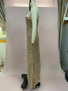 Nahaufnahme glitzernder goldener Pailletten an einem eleganten trägerlosen Abendkleid