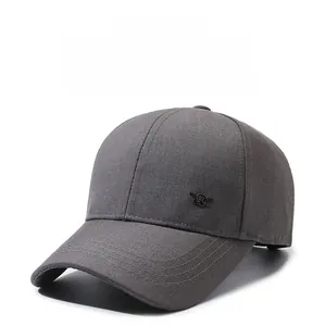 Detail der dunkelgrauen Baseballkappe mit verstärkten Nähten und Metall-Logo-Emblem