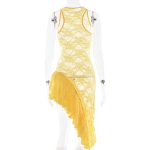 Vue arrière d'une robe en dentelle jaune avec ourlet asymétrique et détails volantés