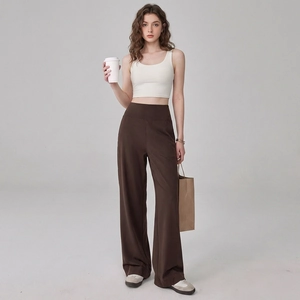 Pantalon de yoga évasé à taille haute pour femme avec haut court blanc chic et marron