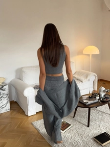 Ensemble en maille grise trois pièces avec gilet, débardeur et pantalon de style chic