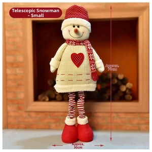 Pupazzo di neve telescopico in peluche con cuore decorativo in un caldo ambiente festivo
