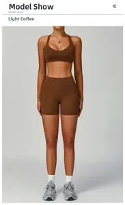 Vue détaillée du soutien-gorge de sport col V marron clair et du short de fitness