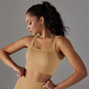 Gros plan sur le tissu gaufré jaune moutarde du soutien-gorge de sport sans couture