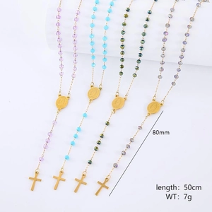 Vue détaillée de colliers en perles de 50cm avec goutte de 80mm et poids de 7g
