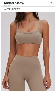 Dettaglio del reggiseno yoga marrone cammello e leggings a vita alta su modella