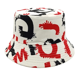 Détail d'un chapeau bob en coton blanc avec motifs graffiti rouges et noirs et surpiqûres