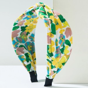 Gros plan du bandeau floral en tissu avec un nœud croisé élégant sur le dessus
