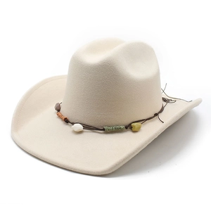 Western-Cowboyhut aus elfenbeinfarbener Wolle mit böhmischen Perlen und ethnischen Details