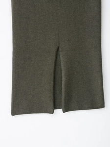 Gros plan de l'ourlet en tricot montrant la texture fine et le détail de la fente latérale