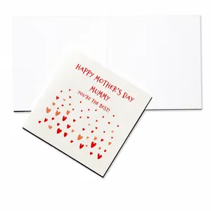 Vista dettagliata del biglietto per la Festa della Mamma con interno bianco per auguri.