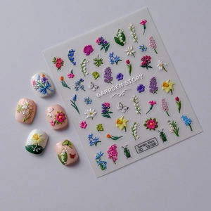 Vue détaillée d'autocollants pour ongles 5D avec motifs de fleurs de jardin et papillons