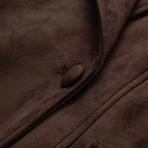 Dunkelbrauner Trenchcoat aus Wildlederimitat mit hochwertiger Taillierung und Knopfdetail