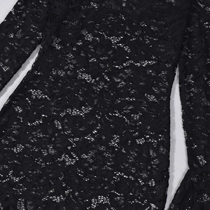 Gros plan sur la dentelle florale noire avec broderie ajourée complexe sur la robe