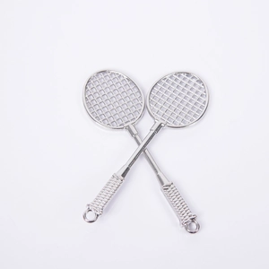 Portachiavi creativo a forma di racchetta da badminton in metallo argentato con anello