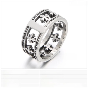 Détail de bague croix évidée 10mm en acier inoxydable montrant taille, poids 6g et texture
