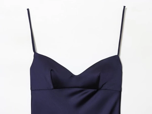 Gros plan sur la robe en satin bleu foncé avec col en V et fines bretelles spaghetti