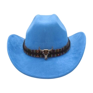 Detail eines blauen Wildleder-Cowboyhuts mit Ethno-Band und silbernem Stierkopf-Anhänger