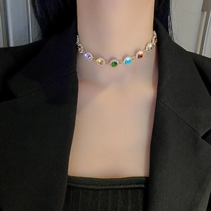 Collier doré style vintage avec pierres précieuses colorées et diamants pavés pour femme