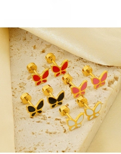 Détail des boucles d'oreilles papillon 18K en acier titane avec inserts en émail coloré