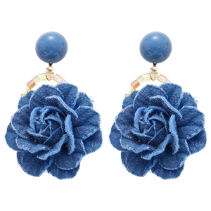 Boucles d'oreilles pendantes rose en denim avec pétales bleus et tige en argent
