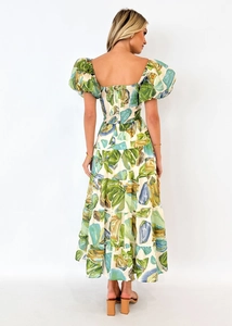 Detailansicht des rückenfreien Designs und der Verpuffungsärmel am geblümten Kleid