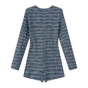 Détail d'un combishort en tweed bleu et blanc à manches longues avec texture tissée
