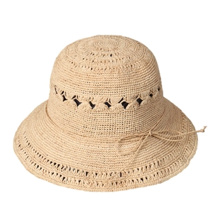 Chapeau de soleil en raphia fait main avec motifs ajourés et nœud papillon décoratif