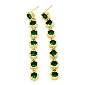 Detalle de pendientes largos dorados con siete circonitas verdes redondas en fila vertical