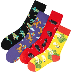 Mise à plat de chaussettes en coton colorées avec motifs d'animaux girafe et caméléon