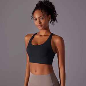 Dettaglio del reggiseno sportivo nero con spalline larghe e set yoga a vita alta opaco