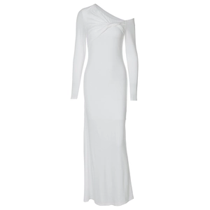 Détail de robe longue blanche à épaule dénudée avec nœud à la taille et texture plissée