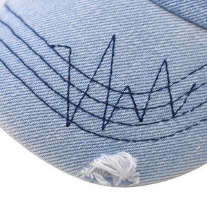 Berretto da baseball in denim azzurro lavato con ricami geometrici e dettagli usurati