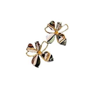 Elegant floral stud earrings with golden wire frames and gradient polished petals