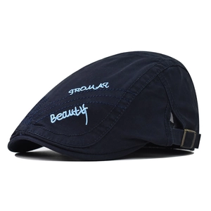Détail du béret en coton bleu marine avec broderie bleu clair et boucle métallique réglable