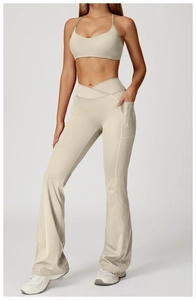 Détail du pantalon de yoga taille haute avec taille croisée et poches latérales
