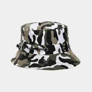 Detail eines Camouflage-Anglerhuts mit verstellbarem Sport-Kordelzug und robustem Stoff