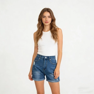 Gros plan détaillé sur le short en jean bleu taille haute avec ourlets effilochés et roulés