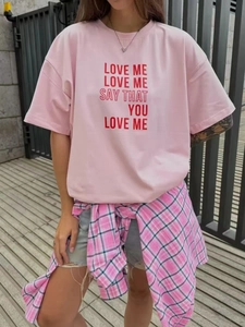 Λεπτομέρεια ροζ βαμβακερού t-shirt με κόκκινο τύπωμα γραμμάτων LOVE ME για γυναίκες